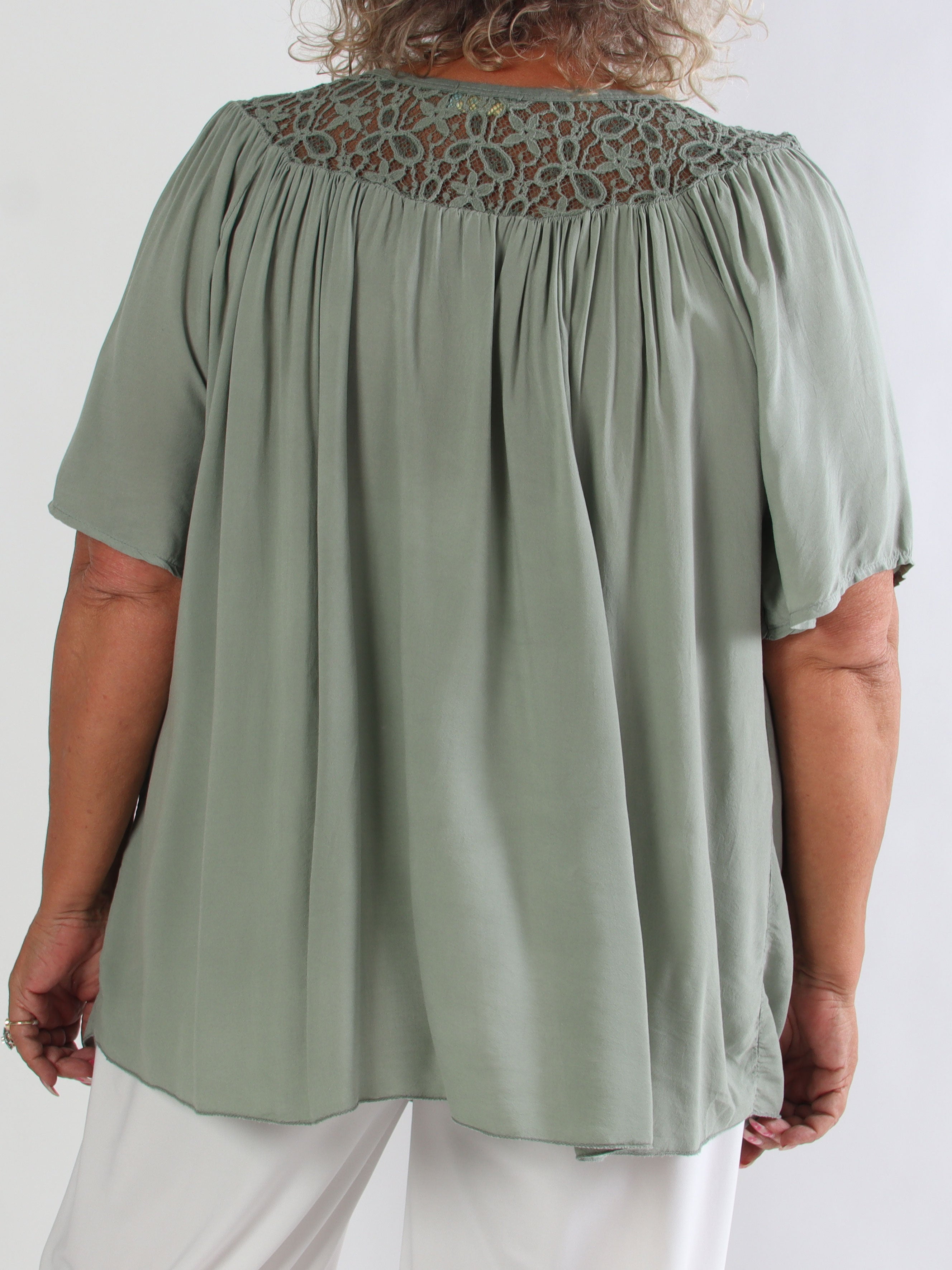 Batilda - Feminin plus size tunika i viskose med blondedetaljer